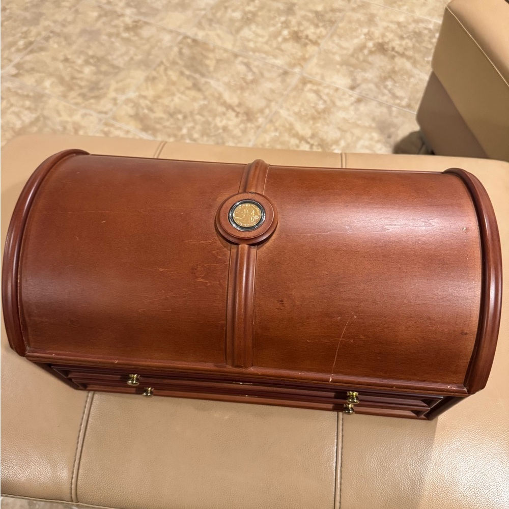 DANBURY MINT Wooden State Quarters Treasure Chest with Blue Velvet Interior - Picture 7 of 16